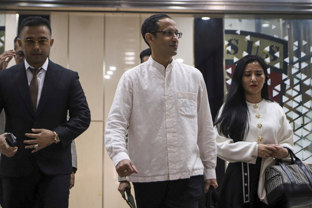 Menteri Pendidikan, Kebudayaan, Riset, dan Teknologi (Mendikbudristek) 2019-2024 Nadiem Makarim berjalan keluar usai menjalani pemeriksaan di Kejaksaan Agung, Jakarta, Selasa (15/7/2025). Foto: Iqbal Firdaus/kumparan