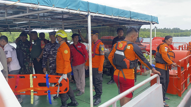 Basarnas evakuasi 11 korban kapal tenggelam di perairan Pulau Pagai Utara dan Pulau Sipora. Foto: Dok. Basarnas Mentawai