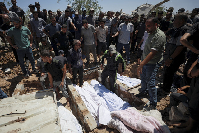Sejumlah pelayat melaksanakan pemakaman warga Palestina dari keluarga Azzam, yang terbunuh dalam serangan semalam oleh Israel di rumah mereka  di Kota Gaza, Selasa (15/7/2025). Foto: Khamis Al-Rifi/Reuters