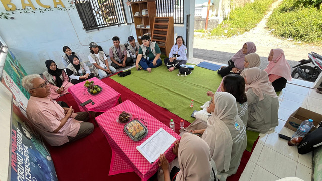 Foto MMD UB Kelompok 67 dengan pengelola perpustakaan Kabupaten Lumajang. Sumber MMD UB Kelompok 67.