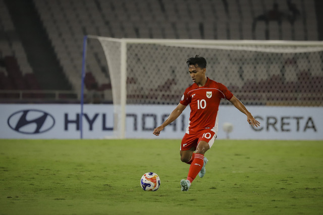 Pemain Timnas Indonesia Arkhan Fikri menendang bola untuk memberikan umpan saat laga melawan Timnas Brunei Darussalam pada pertandingan Grup A Piala AFF U-23 2025 di Stadion Utama Gelora Bung Karno (SUGBK), Jakarta, Selasa (15/7/2025). Foto: Jamal Ramadhan/kumparan