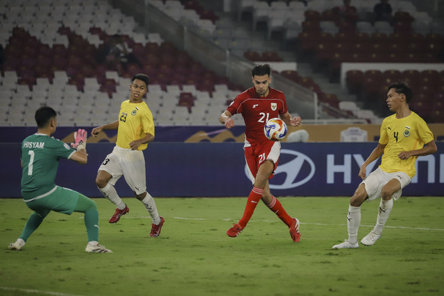 Pemain Timnas Indonesia Jens Raven berusaha melewati pemain Timnas Brunei Darussalam Mohamad Azrin Dania pada pertandingan Grup A Piala AFF U-23 2025 di Stadion Utama Gelora Bung Karno (SUGBK), Jakarta, Selasa (15/7/2025). Foto: Jamal Ramadhan/kumparan 