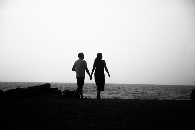 Ilustrasi nonton Jatuh Cinta Seperti di Film-Film. Foto: Unsplash/abshky