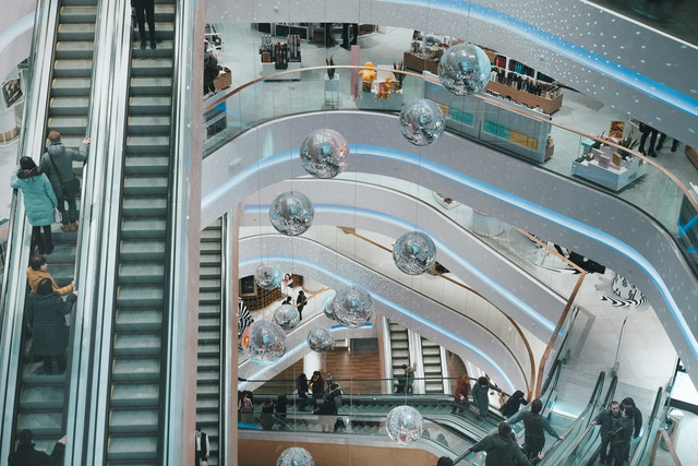 Mall di Serpong. Foto hanya ilustrasi, bukan tempat sebenarnya. Sumber: Unsplash/Viktor Bystrov