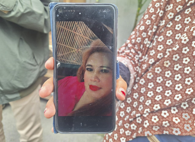 Warga memperlihatkan foto Karsih dari galeri hpnya, Selasa (15/7/2025). Foto: kumparan
