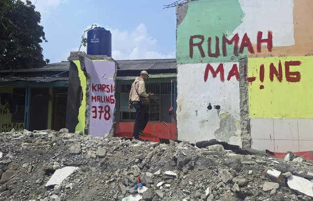 Bangunan penipuan kontrakan di Kranji, Jakasampurna, Bekasi Barat, telah dibongkar, Selasa (15/7/2025). Foto: kumparan
