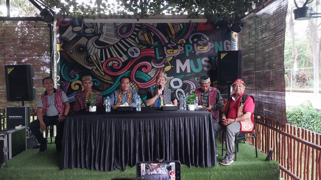 Ketua DAD Kabupaten Sekadau, Jeffray Raja Tugam, memberikan paparan saat konferensi pers. Foto: Dina Mariana/Hi!Pontianak