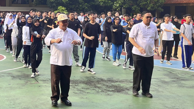 Mendikdasmen Abdul Mu'ti dan Dirjen PAUD Dikdasmen Gogot Suharwoto mengikuti senam bersama di SMA Negeri 39 Jakarta, Rabu (16/7/2025). Foto: Nasywa Athifah/kumparan