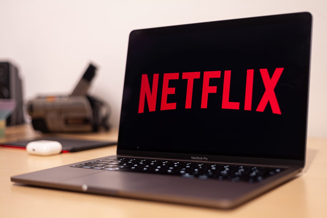 Ilustrasi Menonton serial detektif di Netflix. Foto: Pexels. 