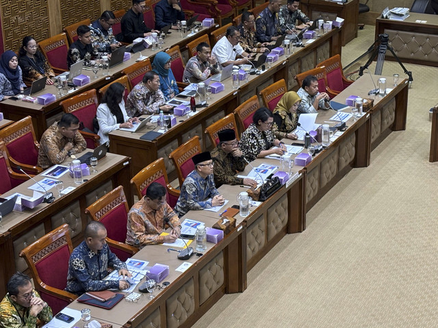 Rapat Kerja Komisi X DPR RI bersama Mendikdasmen, Abdul Mu'ti di Kompleks Parlemen, Senayan, Jakarta pada Rabu (16/7/2025). Foto: Abid Raihan/kumparan