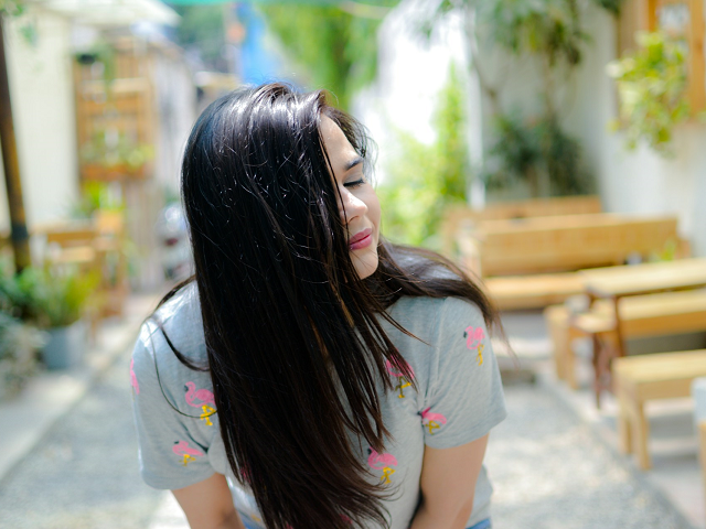 Ilustrasi rekomendasi serum rambut yang bagus. Sumber: unsplash.com/VarunGaba.