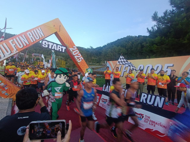 Sebanyak ribuan pelari mengikuti Lawu Fun Run 2025, berlokasi di Dusun Singolangu, Magetan, Jawa Timur dengan melintasi bukit alam yang indah hingga Danau Sarangan dan Telaga Wahyu. Jarak yang di tempuh para pelari dari 5 Kilometer hingga 10 Kilometer. Giat ini sebagai bagian upaya mendorong ekonomi masyarakat sekitar terutama Kampung Susu Lawu. (Sabtu, 12/7)