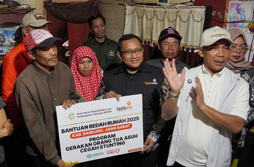 Simbolis penyerahan bantuan bedah rumah program Gerakan Orang Tua Asuh Cegah Stunting