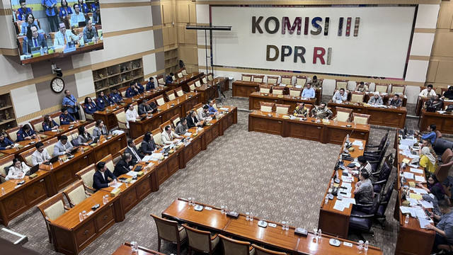 Komisi III DPR RI RDPU dengan Solidaritas Advokat Untuk Kebenaran dan Anti Kriminalisasi membahas impunitas advokat, Rabu (16/7/2025). Foto: Haya Syahira/kumparan