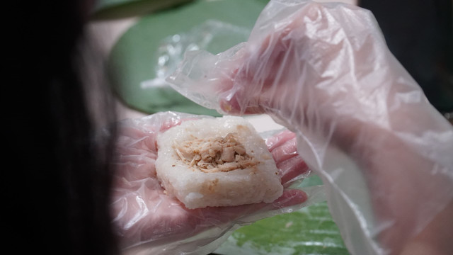 Peserta Asia Summer Program belajar membungkus lemper dan klepon dari daun pisang. Foto: Humas PCU