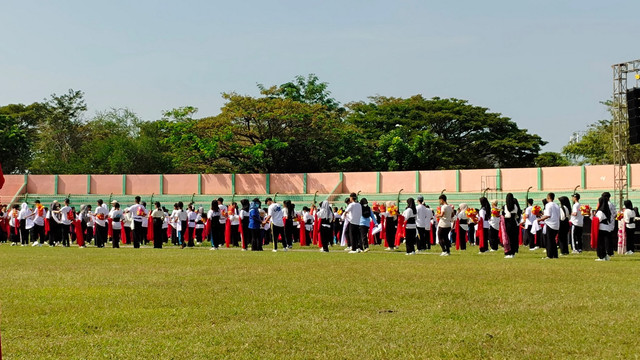 Gladi bersih penampilan 2.025 Penari ‘Api Kayangan Merah Putih’ di Stadion Letjen Soedirman Bojonegoro. rABU (16/07/2025). (Aset: Istimewa)