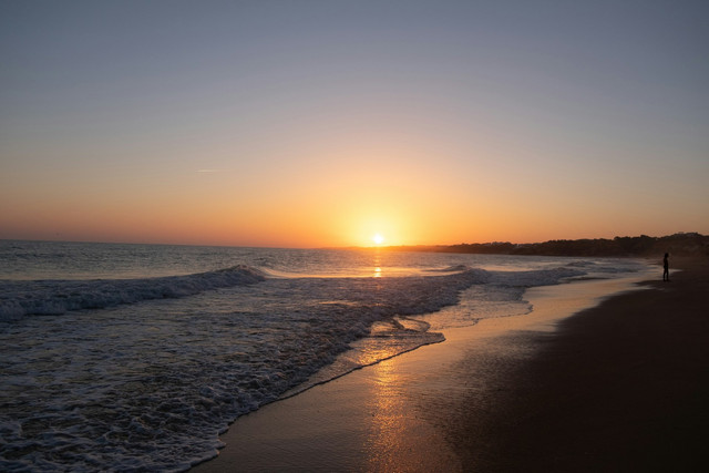 Pantai Batu Belig. Foto hanya ilustrasi, bukan tempat sebenarnya. Sumber: unsplash.com/Mo.