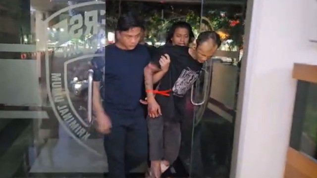 Polisi tangkap tersangka pembunuhan berinisial AS di Bintaro, Tangerang Selatan. Foto: Resmob Polda Metro Jaya