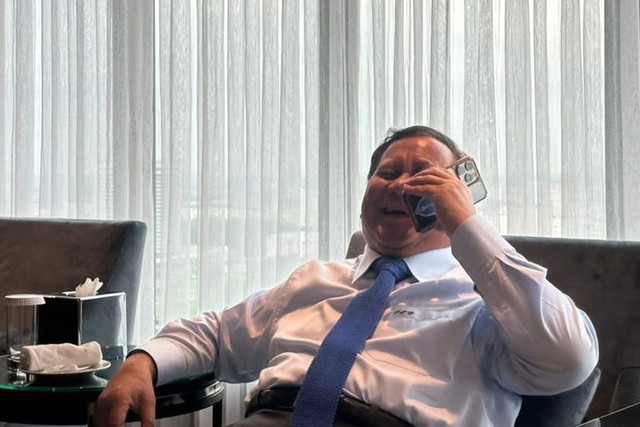 Presiden Prabowo Subianto melakukan pembicaraan dengan Presiden Amerika Serikat Donald Trump. Foto: Instagram/@prabowo