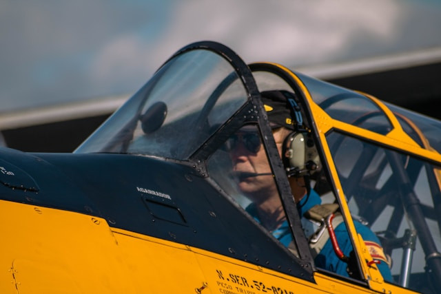 Kenapa Pilot Pakai Kacamata Hitam. Foto hanya ilustrasi, bukan tempat sebenarnya. Sumber: Unsplash/Grianghraf