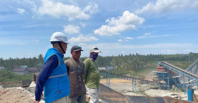 Manager PLN UP3 Mempawah, Abdul Azis P (kiri) meninjau langsung kegiatan operasional dengan didampingi oleh perwakilan  CV Mega Makmur. Foto: Dok. PLN Mempawah