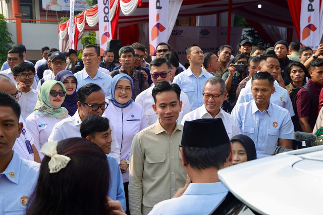Wamenaker Immanuel Ebenezer mendampingi Wapres Gibran Rakabuming Raka dalam kegiatan peninjauan penyaluran Bantuan Subsidi Upah (BSU) 2025 di Kantor Pos Indonesia Cabang Tangerang, Banten, Rabu (16/7/2025). Foto: Dok Kemnaker