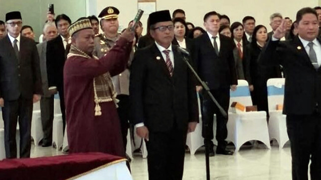 Tahlis Gallang diambil sumpah sebagai Penjabat Sekretaris Daerah (Sekda) Provinsi Sulawesi Utara. (foto: dokumen istimewa)