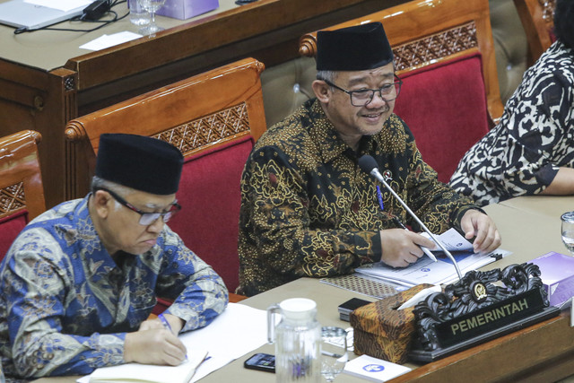 Menteri Pendidikan Dasar dan Menengah (Mendikdasmen) Abdul Mu'ti (kanan) bersama Wakil Menteri Pendidikan Dasar dan Menengah Atip Latipulhayat (kiri) mengikuti Rapat Kerja dengan Komisi X DPR di Kompleks Parlemen, Senayan, Jakarta, Rabu (16/7/2025). Foto: Asprilla Dwi Adha/ANTARA FOTO