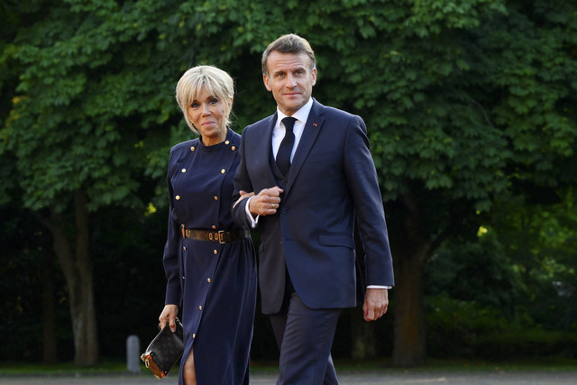 Presiden Prancis Emmanuel Macron dan istrinya Brigitte Macron. Foto: Gonzalo Fuentes/REUTERS