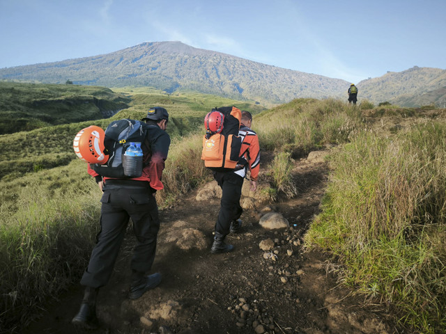 Timsar berjalan menuju penyelamatan pendaki asal Swiss di Gunung Rinjani. Foto: Dok. SAR