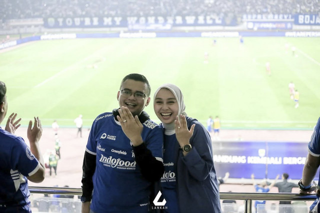 Anak Dedi Mulyadi, Maula Akbar Mulyadi Putra (kiri) melamar Wakil Bupati Garut Putri Karlina (kanan). Foto: Instagram/ @putri.karlina14 