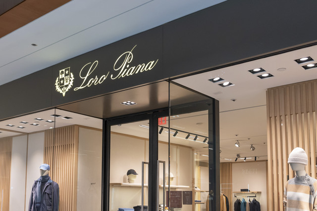Loro Piana terkena skandal eksploitasi buruh di rumah produksi. Foto: JHVEPhoto/Shutterstock