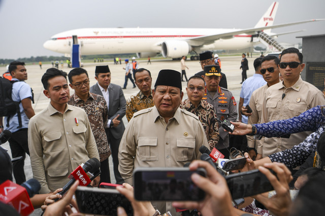 Presiden Prabowo Subianto (tengah) didampingi Wakil Presiden Gibran Rakabuming Raka (kiri), Wakil Ketua DPR Sufmi Dasco menjawab pertanyaan wartawan saat tiba di Pangkalan Udara TNI AU Halim Perdanakusuma, Jakarta, Rabu (16/7/2025). Foto: Galih Pradipta/ANTARA FOTO