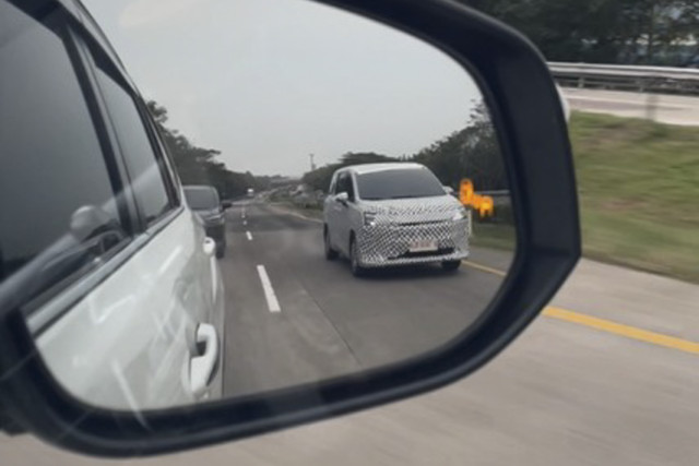 Sosok mobil berkamuflase tertangkap lakoni uji coba di ruas tol Cipali yang disinyalir sebagai Wuling Starlight 730. Foto: Instagram/ @andreassatria_11