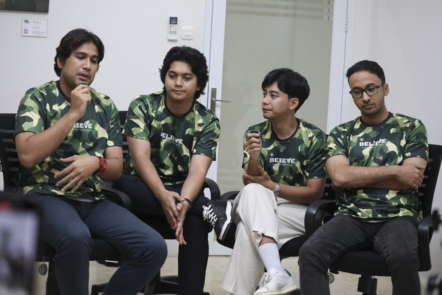 Pemeran film Believe Zidni Hakim (kiri), Ajil Ditto (kedua kiri), Tubagus Ali (kedua kanan), dan Haydar Salishz (kanan) saat media visit ke kumparan, Rabu (16/7/2025). Foto: Dicky Adam Sidiq/kumparan