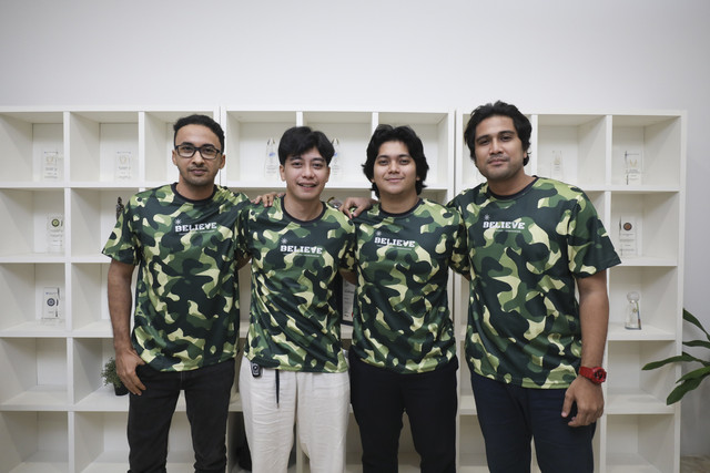Pemeran film Believe Zidni Hakim (kanan), Ajil Ditto (kedua kanan), Tubagus Ali (kedua kiri), dan Haydar Salishz (kiri) saat media visit ke kumparan, Rabu (16/7/2025). Foto: Dicky Adam Sidiq/kumparan
