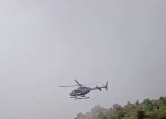 Helikopter mengevakuasi WN Swiss yang jatuh di Gunung Rinjani, Lombok, NTB, Rabu (16/7/2025). Foto: Instagram/@btn_gn_rinjani
