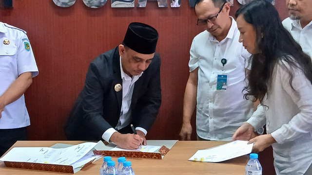 Bupati Bolaang Mongondow (Bolmong), Yusra Alhabsyi, menandatangani dokumen penerimaan aset Rusunawa dari Kementerian PKP.