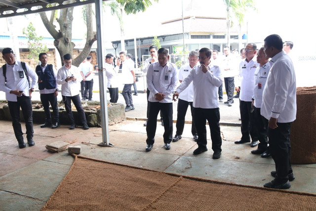 Menteri Imipas Agus Andrianto meninjau ruang kegiatan kerja Lapas Kelas IIA Garut, pada Rabu (16/7/2025). Foto: Kemenimipas