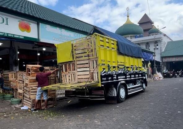 Truk pengangkut buah di Pasar Buah Gemah Ripah Gamping, Sleman. Foto: Pandangan Jogja/Gigih Imanadi Darma