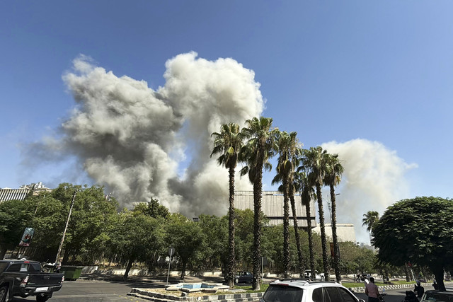 Asap mengepul setelah serangan Israel di dekat kementerian pertahanan Suriah di Damaskus, Suriah, Rabu (16/7/2025). Foto: Rami al Sayed/AFP