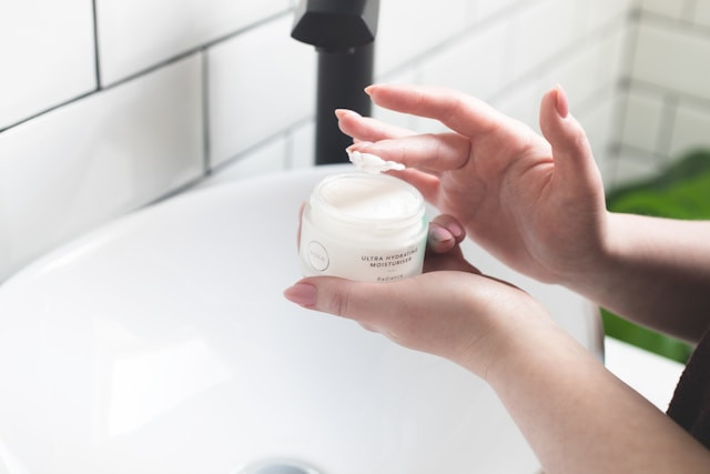 Moisturizer yang Mengandung Glycolid Acid. Foto hanya ilustrasi. Sumber foto: Unsplash/Poko Skincare