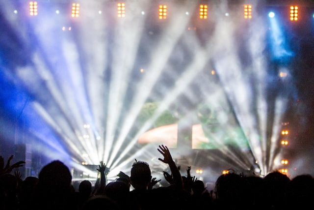 Harga tiket konser Hatsune Miku jakarta 2025. Foto hanyalah ilustrasi, bukan konser yang sebenarnya. Sumber: Unsplash/Daniel Robert Dinu