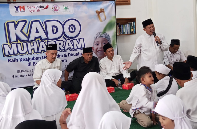 Ketua Yayasan Yatim Mandiri Mutrofin (pegang microphone). Foto: Masruroh/Basra