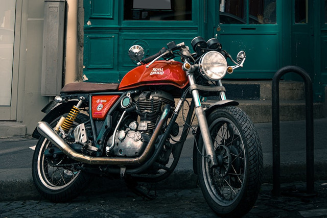 Ilustrasi Motor Klasik Royal Enfield, Foto: Unsplash/Aaron Rice