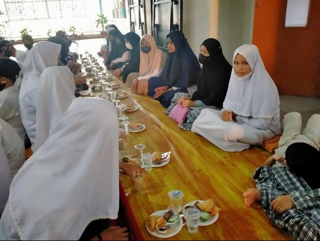 Ilustrasi kegiatan keagamaan di SMA Islam Athirah 1 Makassar yang menggunakan katering sebagai tempat pemesanan konsumsi selama kegiatan. Foto: Yusran.