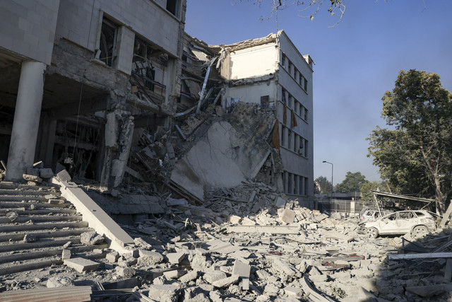Suasana bangunan yang hancur akibat serangan Israel ke markas besar militer dan kementerian pertahanan Suriah di Damaskus, Suriah, Rabu (16/7/2025). Foto: Bakr Alkasem/AFP