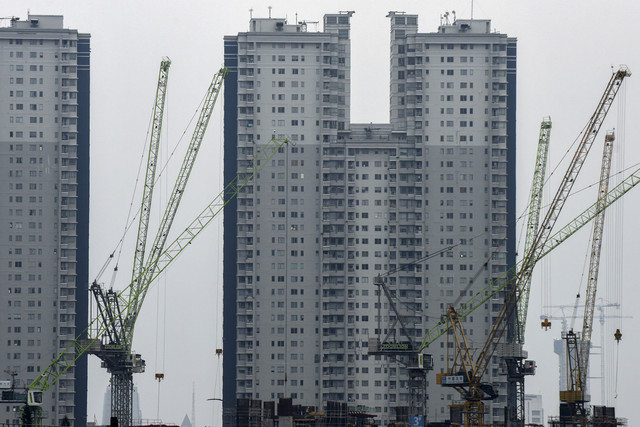 Sejumlah alat berat menyelesaikan pembangunan gedung bertingkat di kawasan Jalan Jenderal Sudirman, Jakarta, Rabu (16/7/2025). Foto: Indrianto Eko Suwarso/ANTARA FOTO