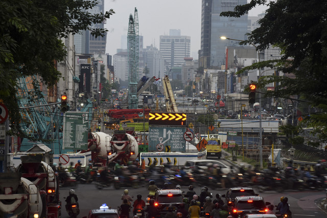 Sejumlah kendaraan melintas di dekat proyek pembangunan MRT Jakarta Fase 2 di kawasan Taman Sari, Jakarta, Rabu (16/7/2025). Foto: Indrianto Eko Suwarso/ANTARA FOTO