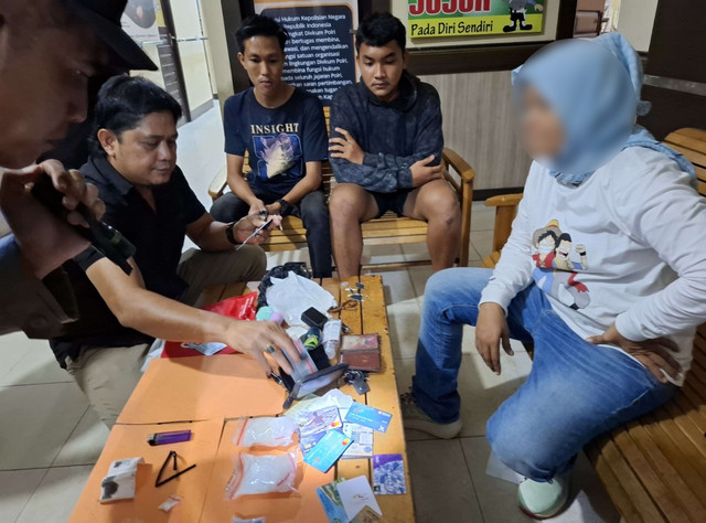 Emak-emak kuri narkoba saat diamankan di Mapolsek Tayan Hilir. Foto: Dok. Polres Sanggau